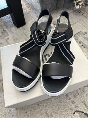 Cougar Hibiscus Sandals
